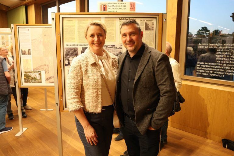 Neue Erkenntnisse zu historischem Dorfkern: Vizebgm. Andrea Kerbleder und Merkus.
