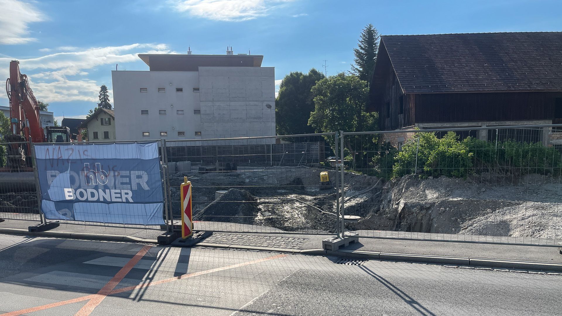 Tanken im Zentrum ist Geschichte: Wo einst im Zentrum die Eni-Tankstelle war, befindet sich nun eine große Baugrube.