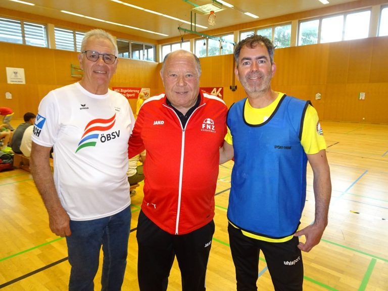 Sport verbindet uns alle: Verbandspräsident Edgar Mayer, Trainer Günther Kerber und der sportliche Leiter für Fußball bei den School Games, Franz Göschl.