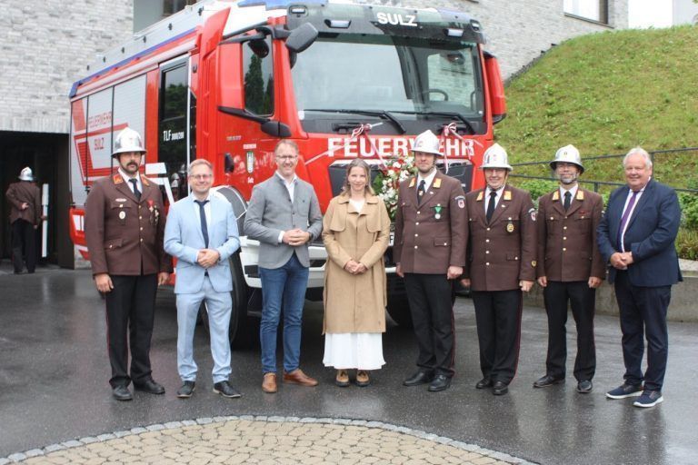 Neues Tanklöschfahrzeug der Feuerwehr Sulz übergeben: Große prominente Gratulantenschar vor dem neuen Tanklöschfahrzeug in Sulz.