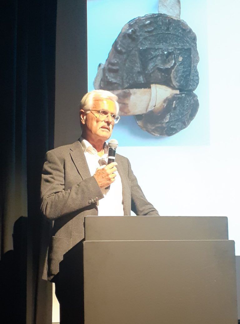 Historiker hielten Rückschau auf 2024: Referent Manfred Tschaikner - im Hintergrund das Stadtsiegel mit Einhorn