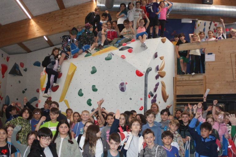 Klettern, Teamgeist und Ehrgeiz beim Volksschul-Bouldercup: 100 Kinder von drei Volksschulen nahmen am Bouldercup in Feldkirch teil.