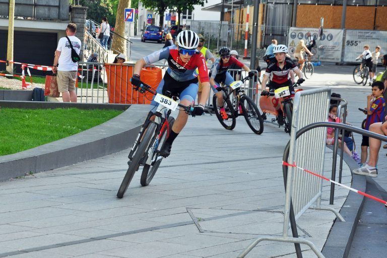 Marktplatz wurde zur Mountainbike-Strecke: Die Ausscheidungsrennen wurden in Vierergruppen ausgetragen.