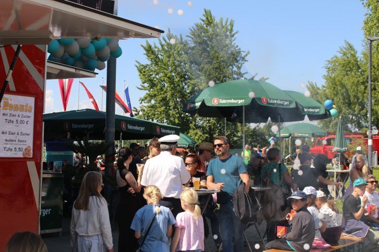 Kaiserwetter, Massenbesuch und Riesenstimmung beim traditionellen Tag der offenen Tür, zu dem die Historische Schifffahrt Bodensee nach Hard eingeladen hatte. STP   