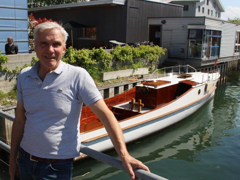 Ein Festival der Schiffs-Nostalgie: Viele Jahrzehnte verschollen, in Tausenden Stunden originalgetreu restauriert: David Dornier konnte mit dem MS Altenrhein am 1. Mai zur zweiten Jungfernfahrt auslaufen. Eine der ersten Ausfahrten führte das einzigartige Dokument der Bodenseeschifffahrt jetzt nach Hard.