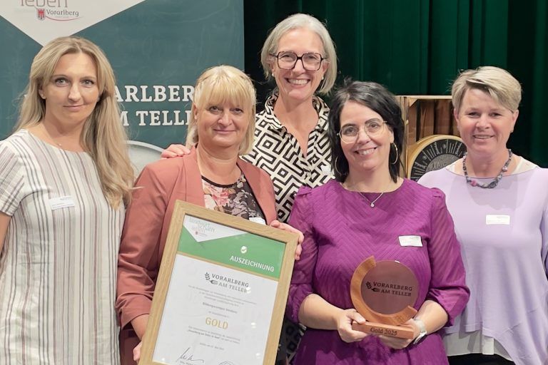 v.li. Rusmina Zulic, Daniela Schoder, Direktorin Evelyn Stoiser, Petra Kegele, Ina Bezlanovitz