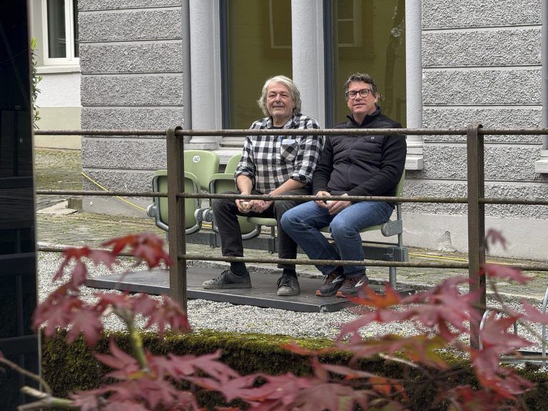 Kurator Günther Blenke und Organisator Dieter Heidegger auf Beobachtungsposten