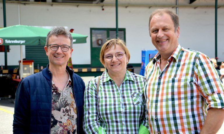 Stimmungsvolles Brauereifest mit Fahrzeugsegnungen: Harry Wieshofer-Tomaselli, Heidi und Hanno Fuchs