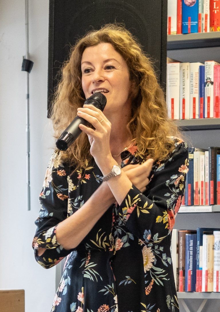 Ein Abend (fast) ganz im Zeichen der Selbstliebe in der Stadtbücherei Bregenz: Carmen Franceschini sprach über die Selbstliebe