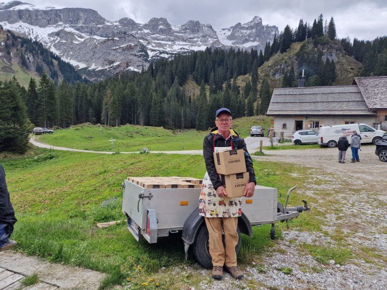 Eine Alpe wird sommerfrisch gemacht: 5 Nach getaner Arbeit schmeckt das gemeinsame Essen besonders gut. Auch Damen waren dabei herzlich willkommen und mit von der Partie 6 Helmut Fleisch mit Töchterchen Lisa-marie und Markus Lins 7 August Montibeller, Franz Scheibenstock und Fleisch Hubert leisteten gute Arbeit am Fuße der Geißspitze 8 Johannes Fleisch mit Familie 10 Helmut Peter überreichte einen Karton voll Holzspäne den fleißigen Helfern. 9 Nach erfolgreichem ehrenamtlichen eEinsatz schmeckt ein feines Essen 11 Unterhalb der Geißspitze liegt die Untere Spora Alpe 12 Die Drei Türme thronen majestätisch über der Alpe 13 Untere Spora Alpe 14 Die Sulzfluh zeigte sich bei gutem Wetter ohne Wolken 15 Sulzffuh Massiv gehört zum Rätikon Fotos: est (Bildergalerie)