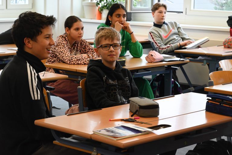 Ein Buch voller Kinderwünsche an die Politik: In der 2c-Klasse suchten die Schüler nach einem Titel für das Werk der Jugendlichen.
