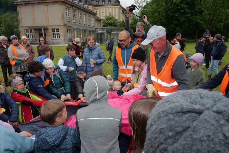 100 Kinder hoben im Ballon ab: Mit vereinten Kräften – Die Kinder rollen den riesigen Ballon aus.