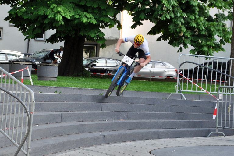 Marktplatz wurde zur Mountainbike-Strecke: Auch die Stiege im Pfarrpark wurde in den Parcours integriert.