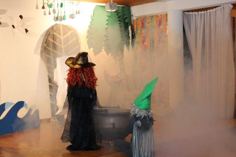 Die magische Schatztruhe: Theater voller Fantasie: Mit Zauberei wurden die Piraten verscheucht.
