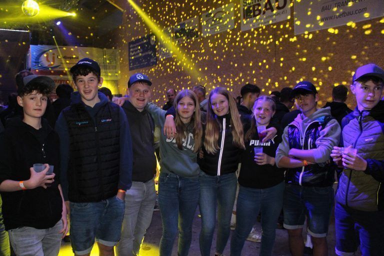 G’mahte Wies’n und eine Mai(h)-Fise: Als „Mai(h)fise“ wird der traditionelle Abschluss des Wettbewerbs tituliert. Ein raffiniertes Licht-Equipement zauberte Tausende Sterne auf Decke und Wände.