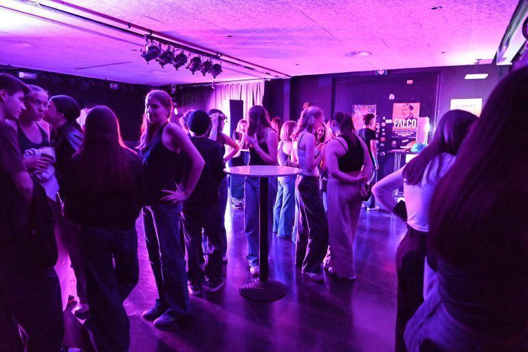 Jugendliche feiern erste HypeNight: Im Carinisaal wurde es immer voller und die Stimmung ausgelassener.