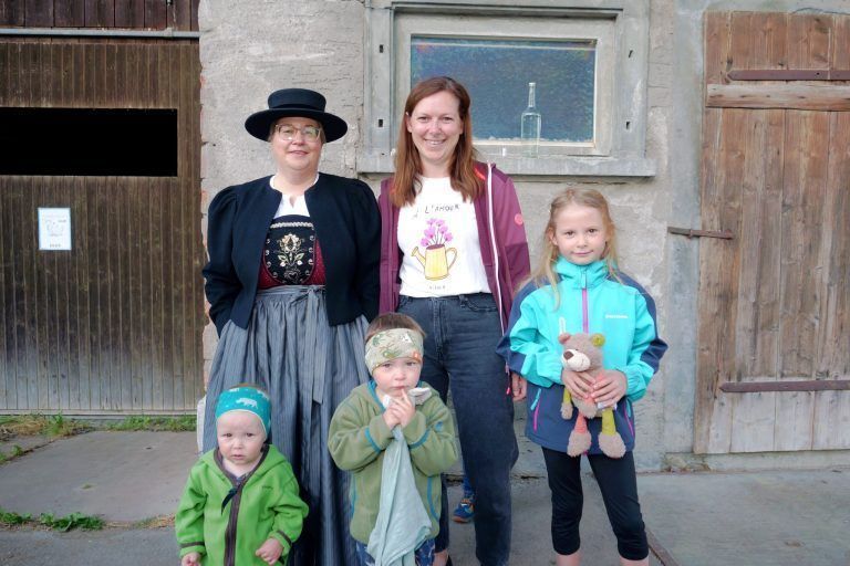 Erster Mai mit zünftiger Blasmusik dabei: Doris Schmidle und Anna Schuster mit Aurelia, Ferdinand und Leopold.