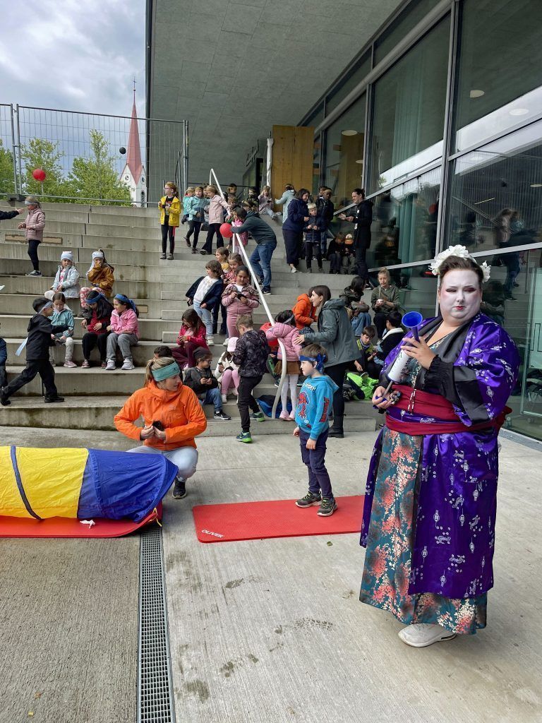 Von Ninja-Parcours bis Sushi-Rollen : Geisha Sanny schminkte die Kinder.