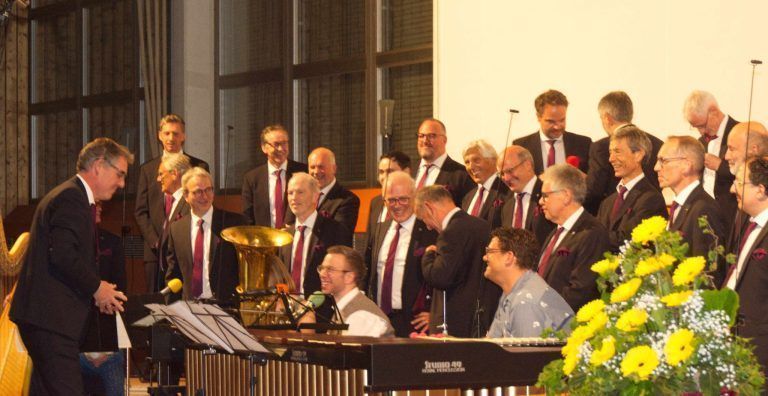 Alberschwender LIEDERmönner sprengen die Grenzen mit Regenschirm: Die Freude am gemeinsamen Musizieren war zu hören