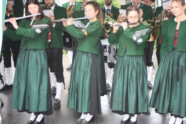 Neues Tanklöschfahrzeug der Feuerwehr Sulz übergeben: Schützenmusikverein Sulz spielte groß auf.