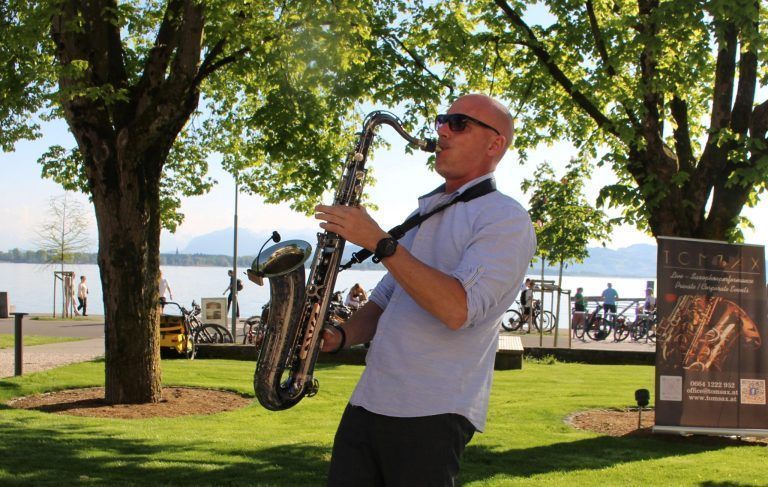 Sommerlicher Bilderbuch-Feiertag am See: Thomas Gersch, alias TomSAX lud im Park des Hotels am Kaiserstrand vorbeikommende Spaziergänger und Radler zum Verweilen ein.