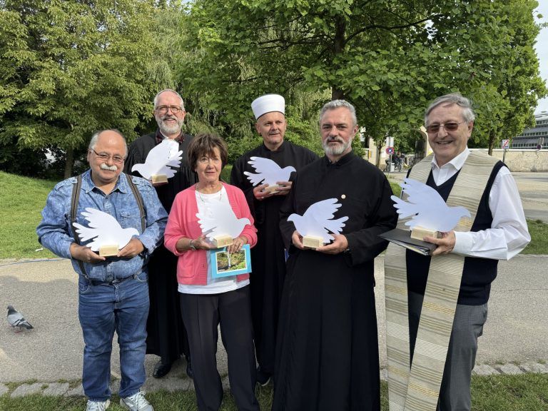 Yasar Sahin, der designierte Landessuperintendent Ralf Stoffers, Inge Stiastny, Imam Rijad Kamber, Pfarrer Eric Goran und Caritas-Seelsorger Wilfried Blum beim interreligiösen Fest.