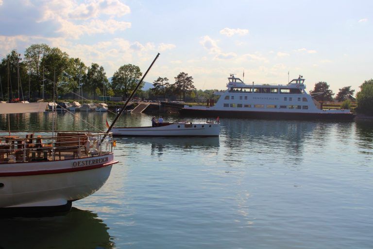 Ein Festival der Schiffs-Nostalgie: Ein besonderer Schnappschuss, der drei Meilensteine der Bodenseeschifffahrt vereint: das erste Bodensee-Motorschiff, die Oesterreich, die zum Klubheim umgebaute Fähre Fountainebleau und dazwischen das einzigartige Shuttle-Boot MS Altenrhein.  