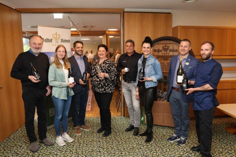 Winzer:innen Hans Nittnaus, Julia Eichberger und Johannes Berger, Gastgeberin Ulli Fink, Roman Ferdik (Nespresso), Winzerin Simone Jordan, 