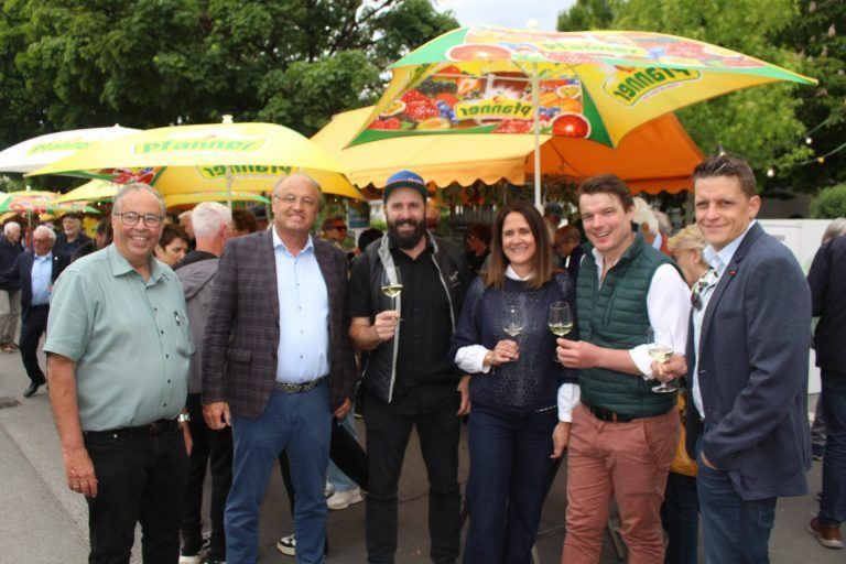 Walter Pfanner (li.), Bürgermeister Elmar Rhomberg und Gemeinderat Mathias Österle (r.) starteten bei Rudi Gunderndorfer (Weingut Hagn), Petra Gunz (Weingut Bannert) und Roman Josef Pfaffl vom gleichnamigen Weingut ihre Genuss-Verkostungs-Reise über neun Stationen. STP