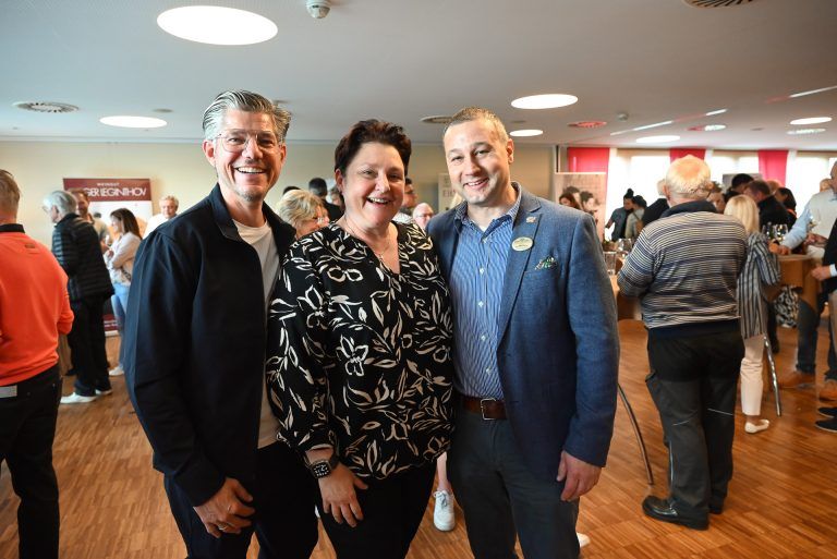 Gastgeberin Ulli Fink (mitte) vom Krönele mit Gemeinderat Simon Ender (ÖVP) und Krönele-Sommelier Marc Brunner (rechts).