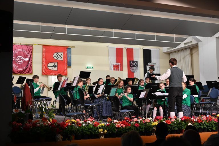 Musikalische Muttertagswünsche: Die Jungmusik eröffnete das diesjährige Muttertagskonzert.