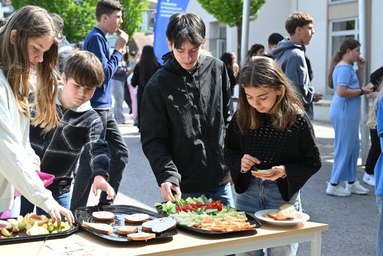 Elternverein und offene Jugendarbeit im Dienst der Kinder: Eine gesunde Stärkung für den Tag bietet der Elternverein der Schule an.