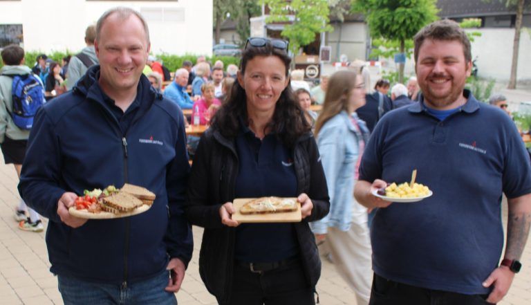 Weinseligkeit macht Lust auf mehr: Um das leibliche Wohl waren neben Elmar Fink (Käsfladen, Zack-Zack, Grillwürsten usw.) auch die Feuerwehr mit Brettljause und Raclettebrot bemüht.