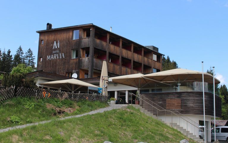 Felsenkeller ist erwachsen geworden: Der ehemalige Berghof Fetz am Bödele wurde von den neuen Besitzern einem umfassenden Update unterzogen, das auch den neuen Namen MARVIA – eine Wortschöpfung aus MAR-kus und Sil-VIA Metzler – beinhaltet. STP