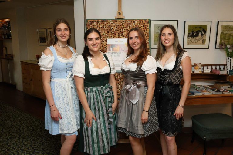 Wein und Kulinarik zum Jubiläum: Johanna, Lina, Anna und Elis Fink.