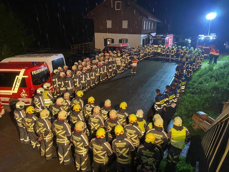 Für den Ernstfall bestens gerüstet: Abschlussbesprechung mit allen Teilnehmern der Abschnittsübung.