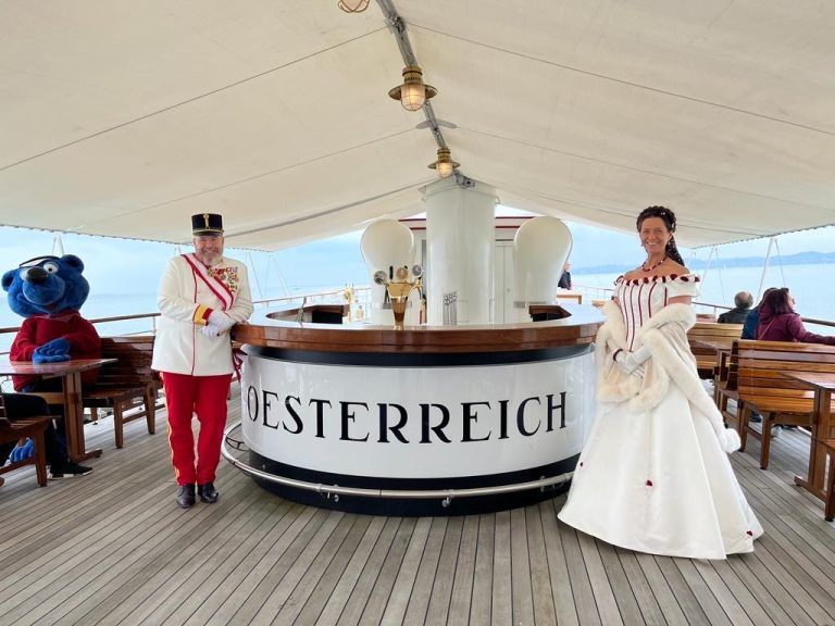 Noble Damen am See : Kaiserin Sissi - Sandy Pfeiffer - empfangen die Passagiere auf der MS Oesterreich