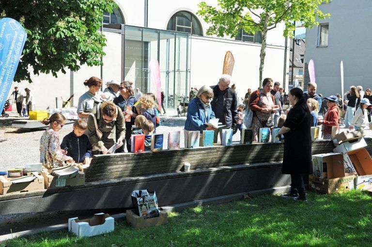 Ein Euro für Secondhand-Lektüre: Der Pfarrpark verwandelte sich einen Vormittag lang in eine Freiluft-Bücherei.