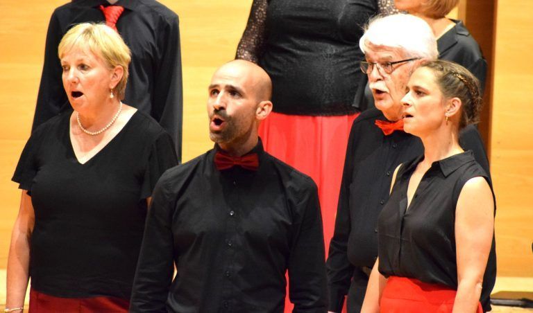 Sternstunden der Chormusik: Freude am Singen war bei allen Mitwirkenden spürbar, als Solist brillierte Philip Greber (Mitte).