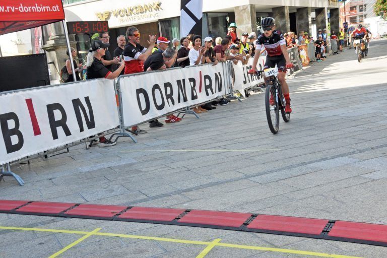 Marktplatz wurde zur Mountainbike-Strecke: Die Dornbirner feuerten ihre Lokalmatadoren besonders an.