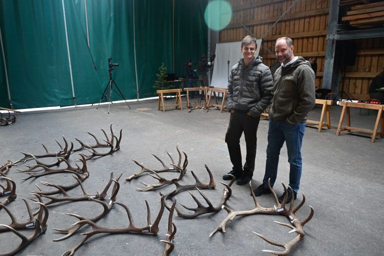159 Hirschgeweihe zum Jubiläum: Interessierte bestaunten die Abwurfstangen.