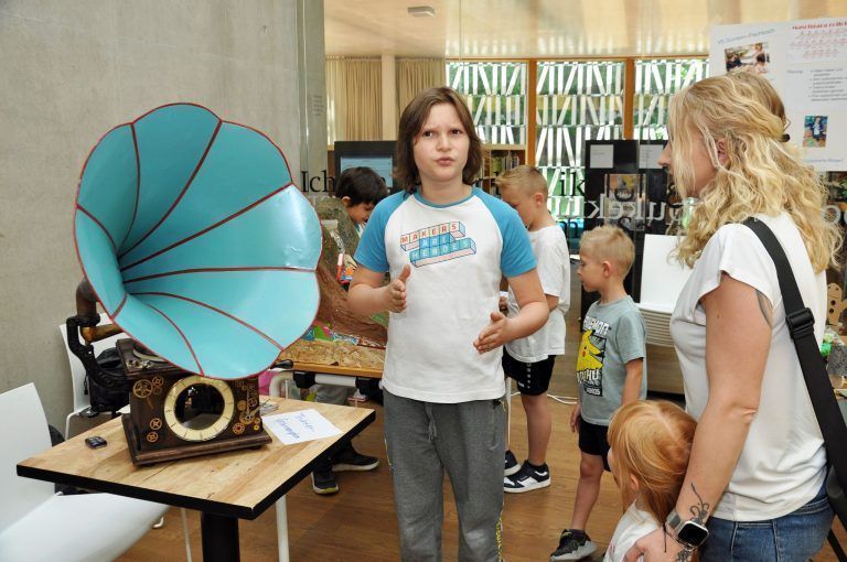 Stadtbibliothek wurde zum Forschungslabor: Im „Expo Space“ stellten die Nachwuchsforscher ihre Erfindungen vor.