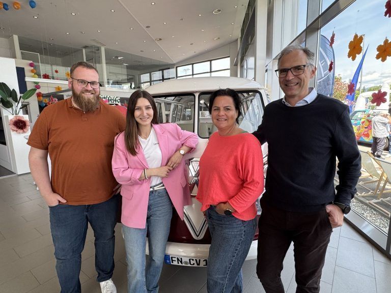 Inhaber Rudi Lins (re.) und Geschäftsführerin Julia Harbrecht mit Dominik Armbruster (Verkauf) und Teresa Brunner (Marketing) bei der Jubiläumsfeier.