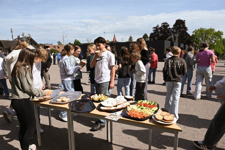 Elternverein und offene Jugendarbeit im Dienst der Kinder: Für knapp 400 Schüler und Lehrer wurde an diesem Tag Jause zubereitet.