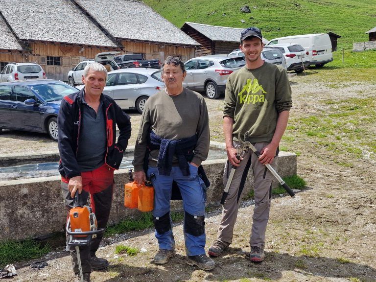 Eine Alpe wird sommerfrisch gemacht: 5 Nach getaner Arbeit schmeckt das gemeinsame Essen besonders gut. Auch Damen waren dabei herzlich willkommen und mit von der Partie 6 Helmut Fleisch mit Töchterchen Lisa-marie und Markus Lins 7 August Montibeller, Franz Scheibenstock und Fleisch Hubert leisteten gute Arbeit am Fuße der Geißspitze 8 Johannes Fleisch mit Familie 10 Helmut Peter überreichte einen Karton voll Holzspäne den fleißigen Helfern. 9 Nach erfolgreichem ehrenamtlichen eEinsatz schmeckt ein feines Essen 11 Unterhalb der Geißspitze liegt die Untere Spora Alpe 12 Die Drei Türme thronen majestätisch über der Alpe 13 Untere Spora Alpe 14 Die Sulzfluh zeigte sich bei gutem Wetter ohne Wolken 15 Sulzffuh Massiv gehört zum Rätikon Fotos: est (Bildergalerie)