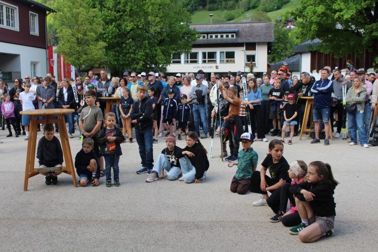 Tiefe Einblicke in die Rennläufer-Seelen: Talent und sportlichen Ehrgeiz hat das Mellauer Skirennlauf-Quartett zweifellos „geerbt“, ein zweites Erfolgsgeheimnis liegt aber auch in der konsequenten Nachwuchsarbeit des SV Mellau, der die Freude am Skilauf schon bei den Jüngsten im Kindergarten weckt und fördert. Beim Empfang für ihre Vorbilder saßen die Kids denn auch in der ersten Reihe . . . STP