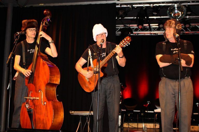 Zehn Stationen für herbstliche Enkel-Tour: Noch einmal eine Nuance schauriger klingt es, wenn eine Wälder Band ihre Version eines „Wienerlieds“ von Hape Kerkeling zum Besten gibt: „Winterszeit in Wien“.