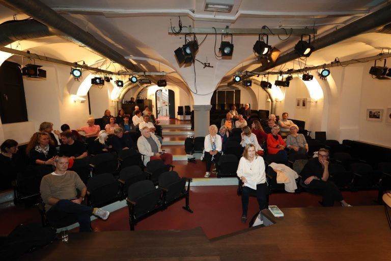 Heldenlied auf Volk in Nordgrönland: Das Theater am Saumarkt kurz vor Beginn der Lesung.