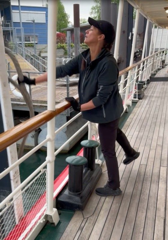 Vereinsmatrosin Pfieffer beim Ablegen im Heimathafen Hard