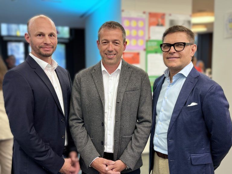 Pflege mit Herz und Hingabe: Roland Rohrer (Russmedia), Erik Grabher und Claus Bernatzik.